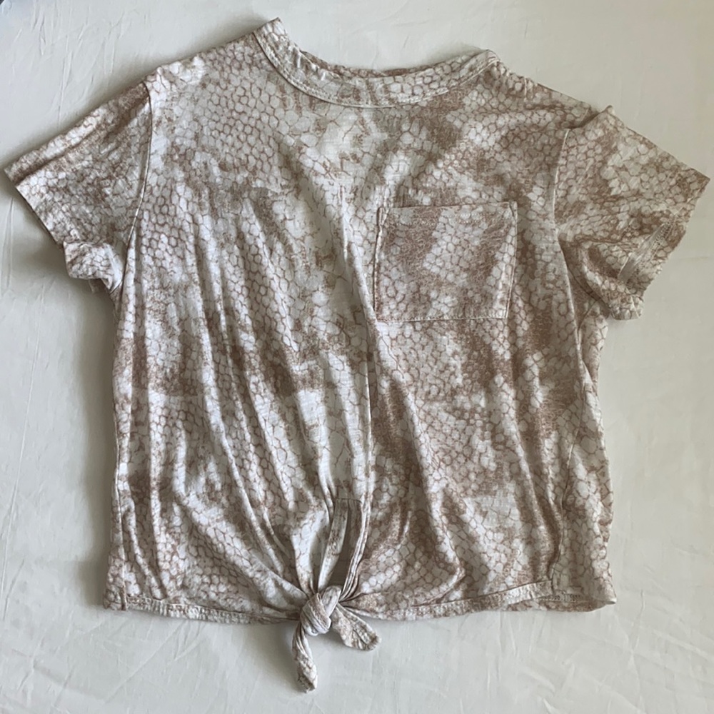 Oliviaceous snake front knot tee